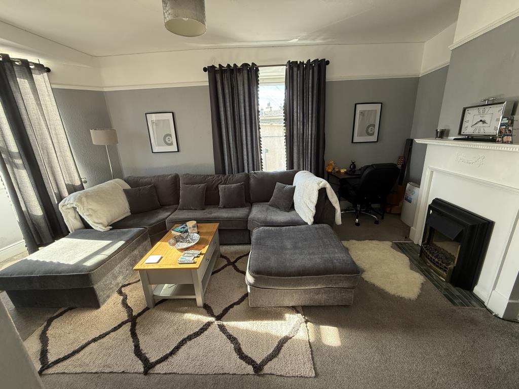 Lot: 171 - RESIDENTIAL INVESTMENT WITH FURTHER POTENTIAL - Flat 2 living room